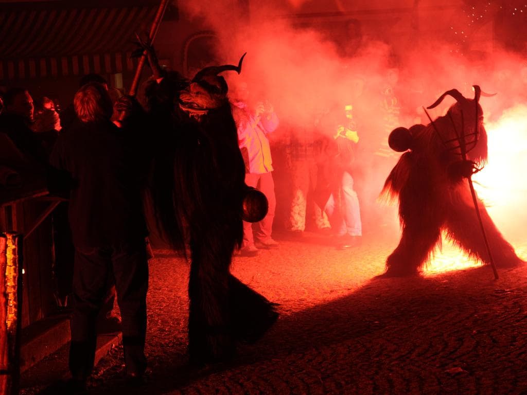 Kinder Krampuslauf am Hallstätter Marktplatz