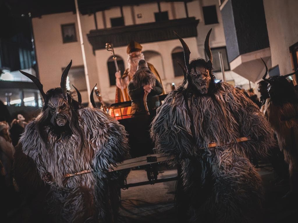 Traditionelles Feuerspringen der Zottl-Pass St. Gilgen