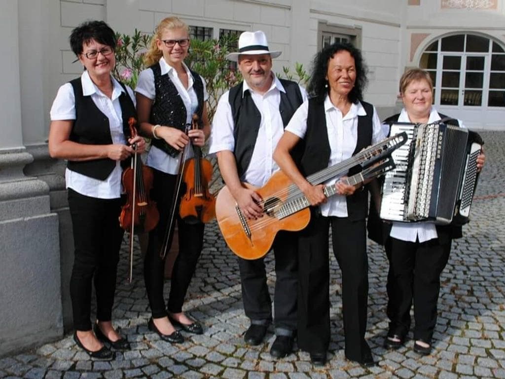 Erst wann`s aus wird sein, … Ein Heurigenabend mit den Wegerer Schrammeln im Dominikanerhof