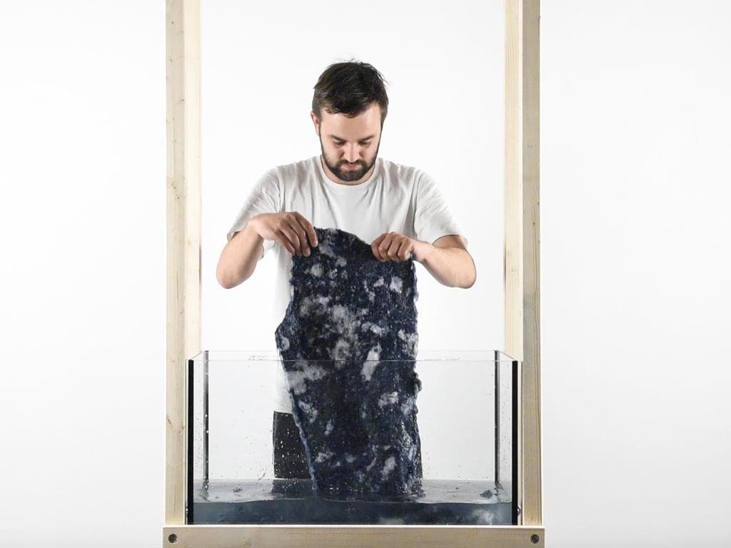 Another kind of blue. Vortrag über Textil-Recycling von Tim van der Loo