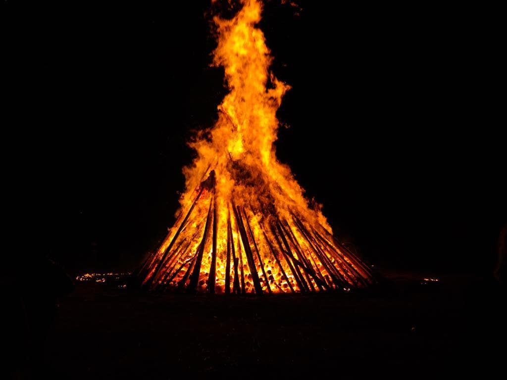Sonnwendfeuer mit Entzündung des Höhenfeuers
