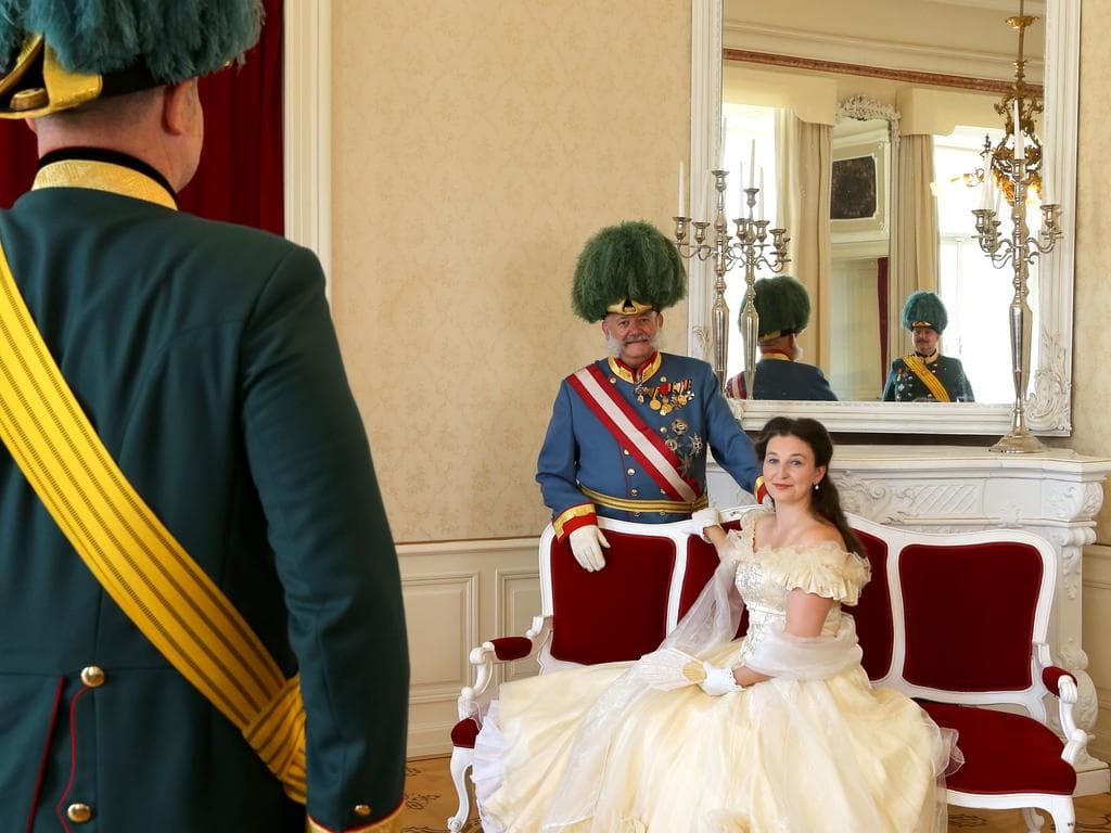 Fotoaudienz mit dem kaiserlichen Hofstaat