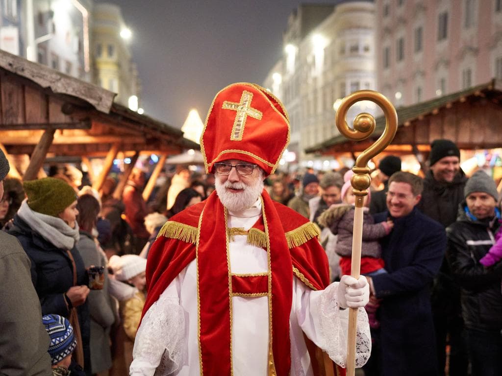 Besuch des Nikolaus in der Welser Weihnachtswelt