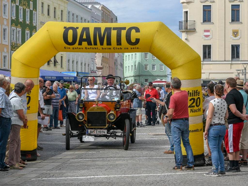 Schnauferltreffen am Hauptplatz