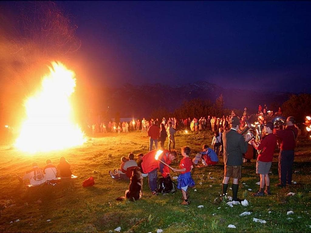 Sonnwendfeier mit großem Sonnwendfeuer am Feuerkogel