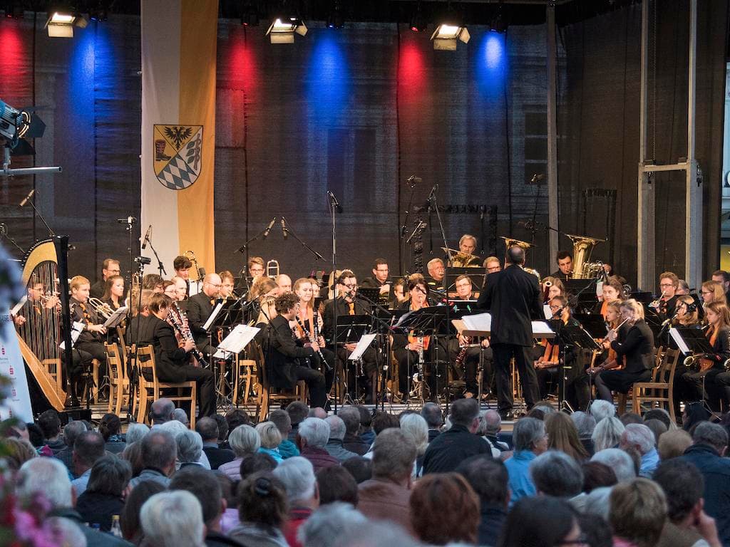 Sommerkonzert des SBO Ried mit der OÖ. Tanzakademie