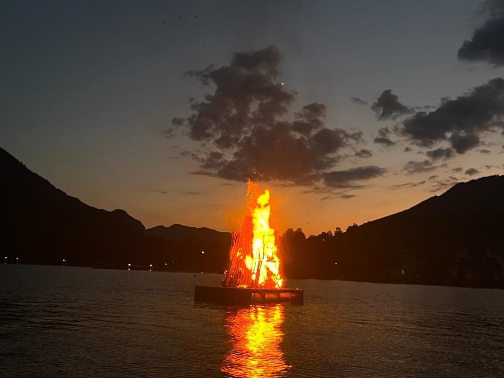 Sonnwendfeuer am See