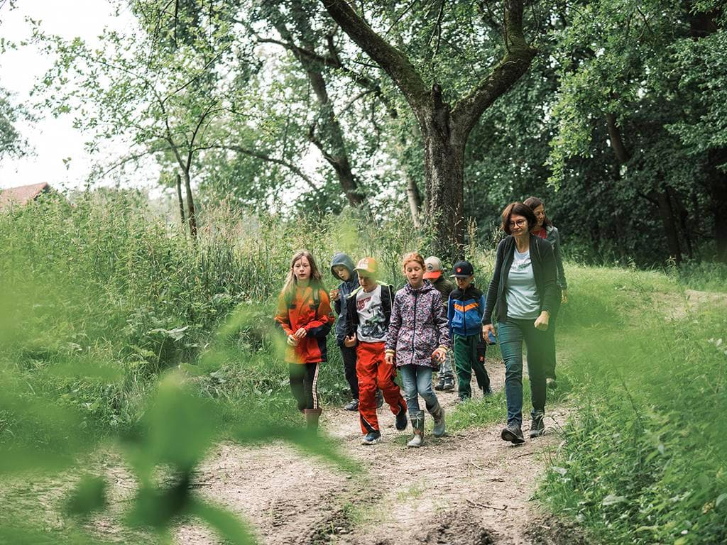 Mit Oma und Opa unterwegs im Obstgarten