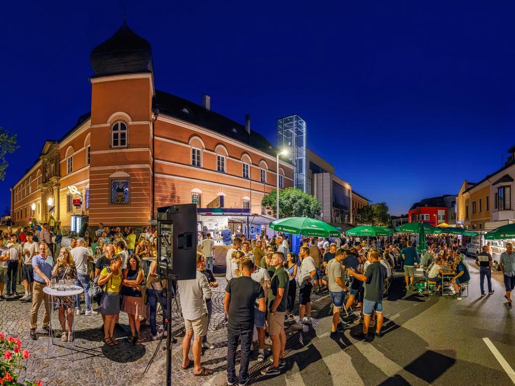 Sommerfest „Mut zur Toleranz“ – Erster Sommertag mit Märchenerzähler, Taschenlampenführung, Improtheater, Jugendprogramm sowie zeitlosen Pop- und Disco-Klassikern