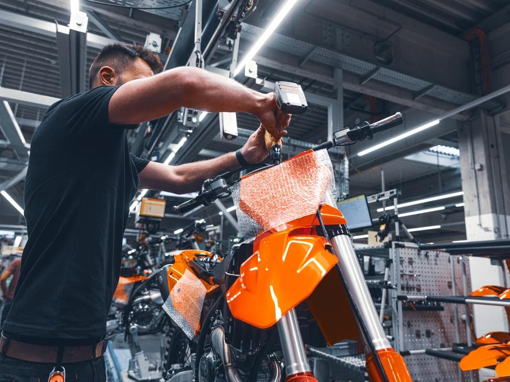 Factory Tour – Inside KTM Production (GB)