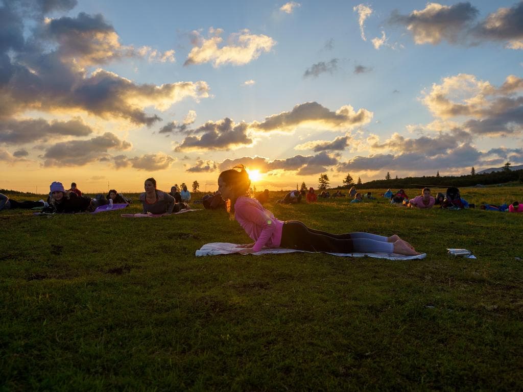 Bergglühen und Sonnenaufgangs-Bergyoga