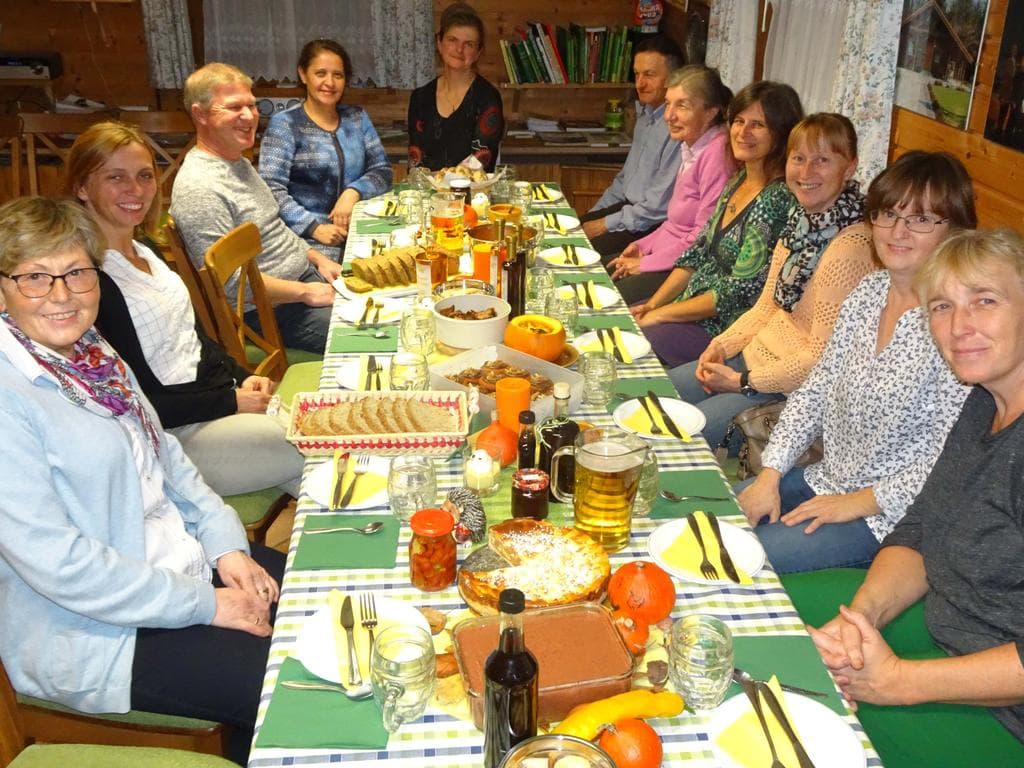 Allerlei Köstlichkeiten aus heimischem Obst, Gemüse und (Wild)kräutern