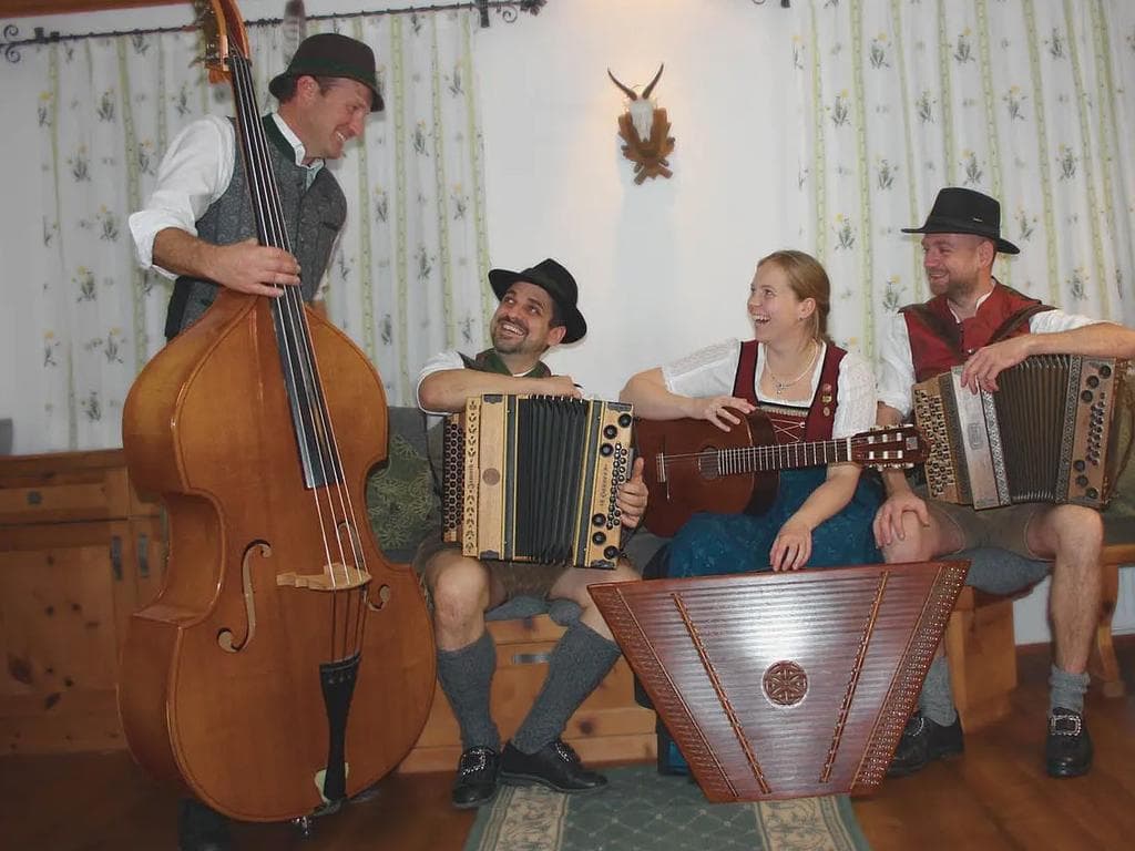 4. Hausmusik Roas - D´PinzgadoggIn - Marktplatz