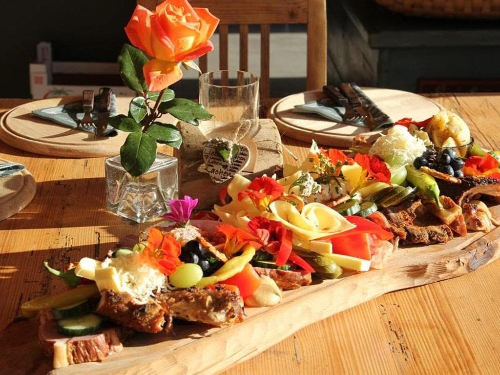 Kräuterhütte mit Pfostenjause