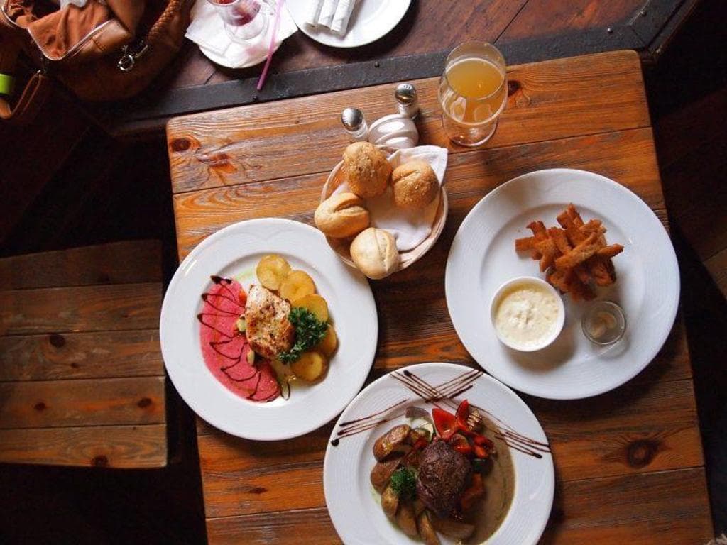 Cafe-Bar-Bistro Ilys- Inn